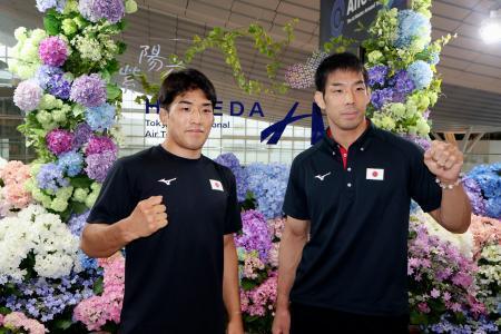 　柔道の世界選手権への出発前にポーズをとる男子の永瀬貴規（右）と石原樹＝１１日、羽田空港
