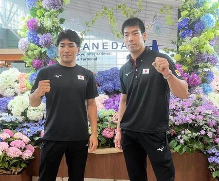 　世界選手権の出発前に羽田空港で取材に応じる永瀬（右）、石原