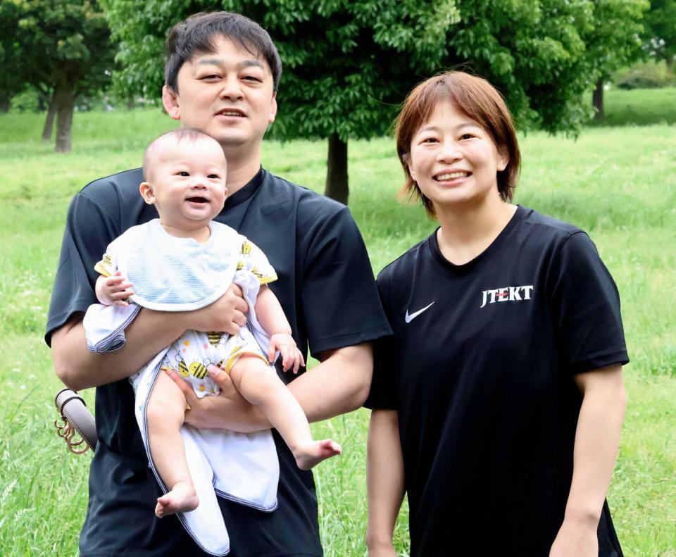 　２年ぶり実戦復帰する志土地真優。左は長男の巳楽ちゃんを抱く夫の翔大コーチ＝５月