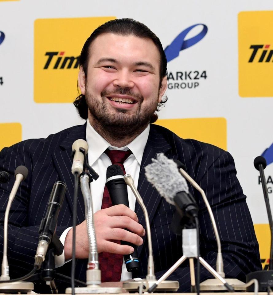 　さわやかな笑顔を見せるウルフ・アロン（撮影・佐藤厚）