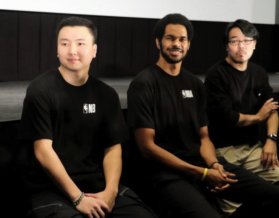 　ＮＢＡファイナルパブリックビューイングｉｎ東京にゲスト出演した富永啓生（左）、ＮＢＡのジャレット・アレン（中央）
