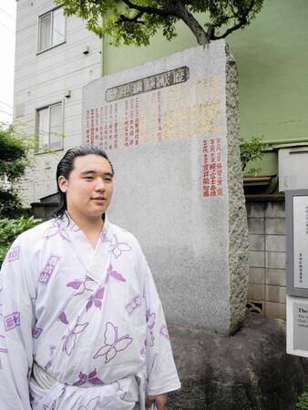 　叔父の朝青龍、いとこの豊昇龍のしこ名が刻まれた石碑を背にする天狼星