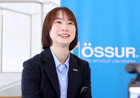 　現役引退のオンライン記者会見で涙ながらに思いを語る、パラ陸上女子の辻沙絵＝１３日