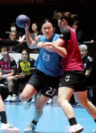 　相手と交錯しながらシュートを放つ香川銀行の岡田（左）＝国立代々木競技場