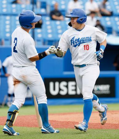 　北海学園大戦の７回、２ランを放ち迎えられる青学大・小田（右）＝神宮