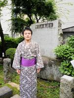 　高祖父の横綱・常ノ花のしこ名が刻まれた石碑を背にする山野辺