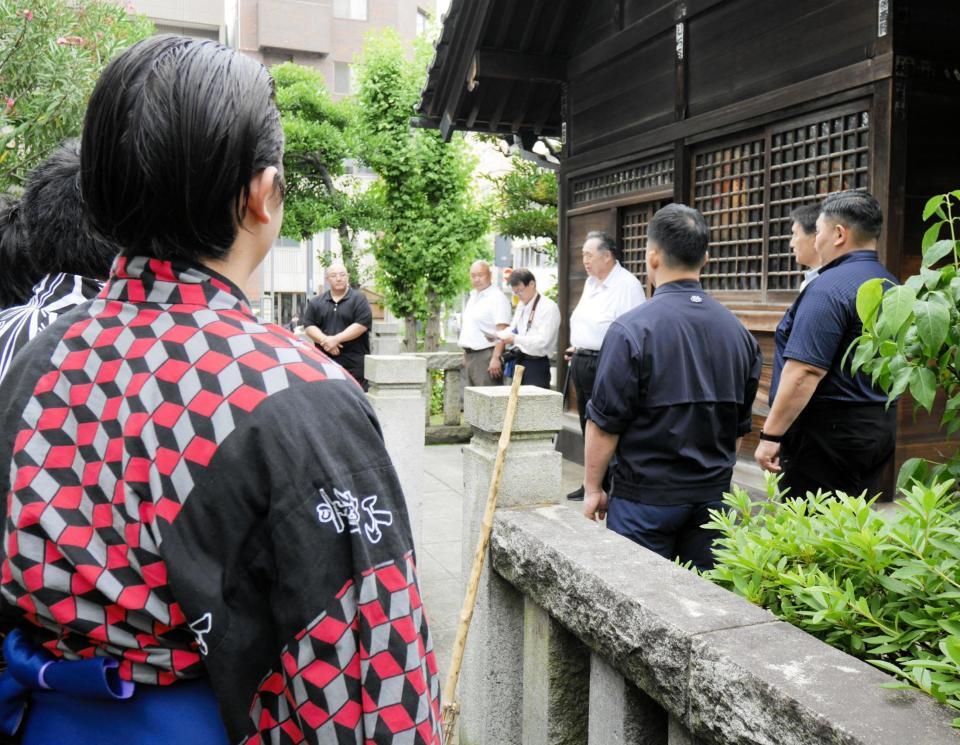 　教習所生を前に話をする芝田山親方