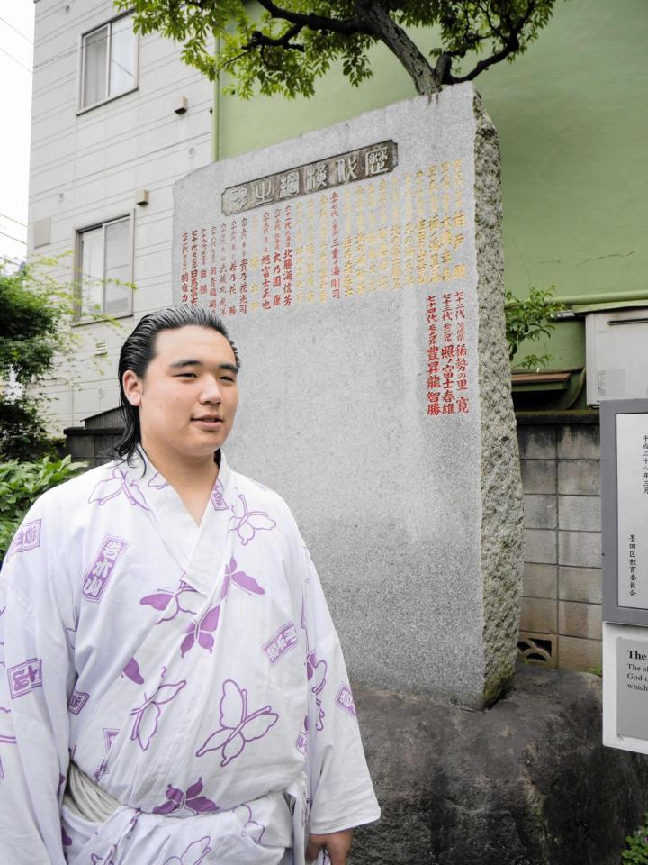 　叔父の朝青龍、いとこの豊昇龍のしこ名が刻まれた石碑を背にする天狼星