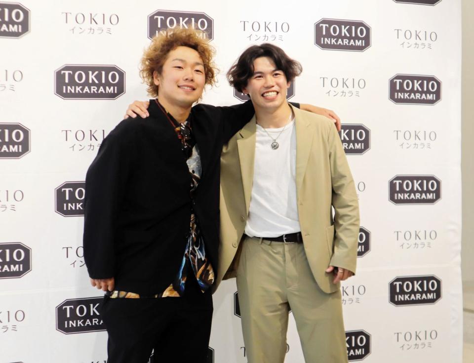 　ＴＯＫＩＯインカラミの所属会見に出席した長谷川帝勝（左）、荻原大翔
