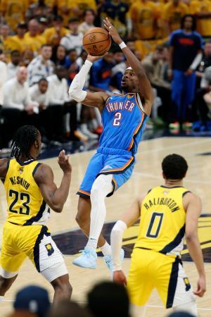 　ペーサーズとのＮＢＡ決勝第４戦でシュートを放つサンダーのギルジャスアレクサンダー＝インディアナポリス（ＮＢＡＥ・ゲッティ＝共同）