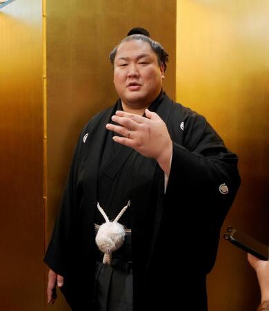 　結婚指輪を披露する輝