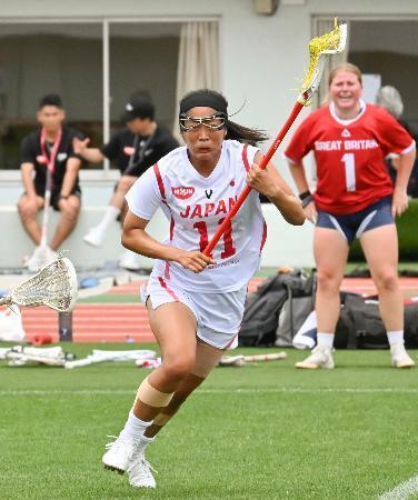 　ラクロスの国際親善試合でプレーする中沢こころ＝東京・スピアーズえどりくフィールド