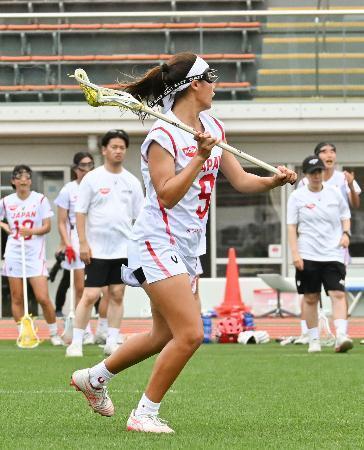 　ラクロスの国際親善試合でプレーする中沢ねがい＝東京・スピアーズえどりくフィールド