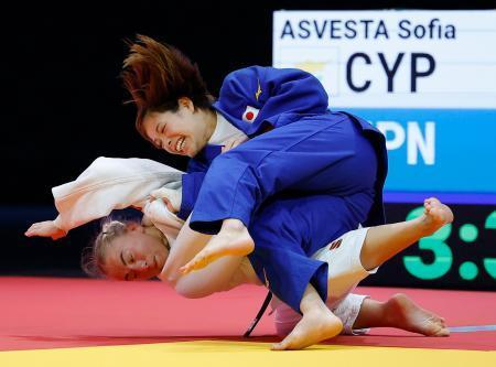 　女子５２キロ級２回戦　キプロス選手（下）を攻める阿部詩＝ブダペスト（共同）