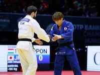 　準々決勝でタジキスタン選手（左）に敗れた阿部一二三（共同）