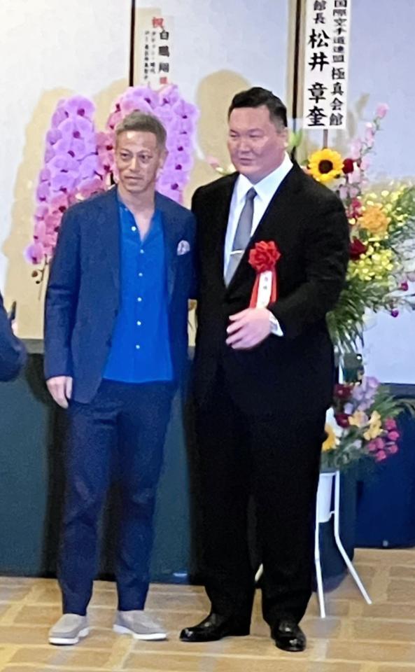 　本田圭佑（左）と写真を撮る白鵬翔氏