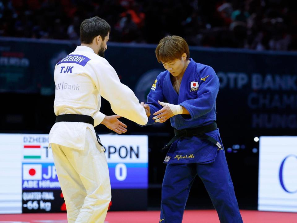 　準々決勝でタジキスタン選手（左）に敗れた阿部一二三（共同）