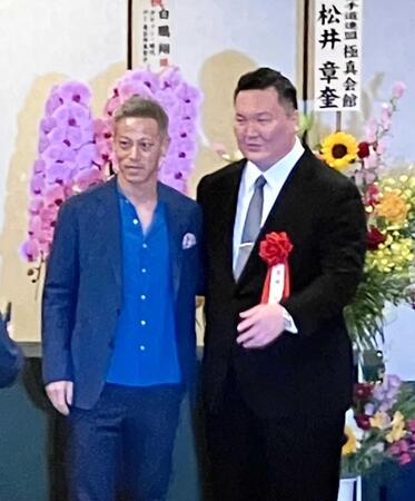 　本田圭佑（左）と写真を撮る白鵬翔氏