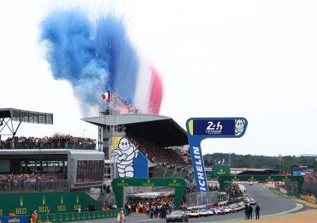 　ルマン２４時間のスタートを前にサルテ・サーキットで打ち上げられた花火＝１４日、フランス西部ルマン（ロイター＝共同）