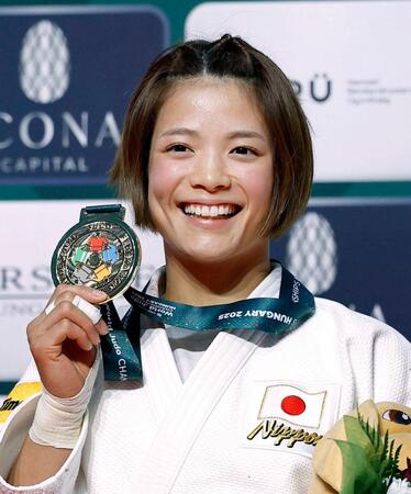 　女子52キロ級で５度目の優勝を果たし、金メダルを手に笑顔を見せる阿部詩（共同）