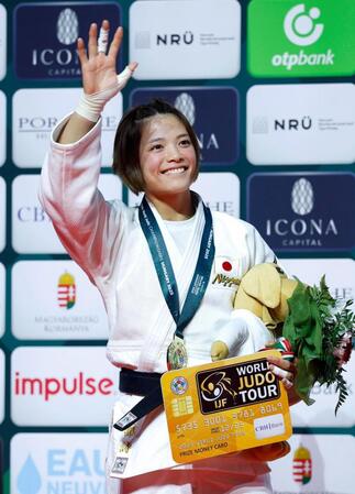 　女子52キロ級で５度目の優勝を果たし、声援に応える阿部詩（共同）