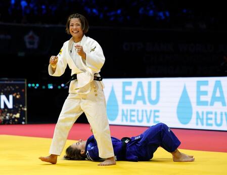 　女子52キロ級決勝でコソボ選手を下し、５度目の優勝を決めた阿部詩（共同）