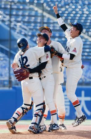 　決勝で福井工大を下して優勝し、大喜びする東北福祉大ナイン＝神宮
