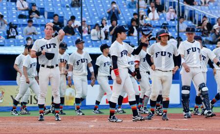 　決勝で東北福祉大に敗れ、肩を落とす福井工大ナイン＝神宮