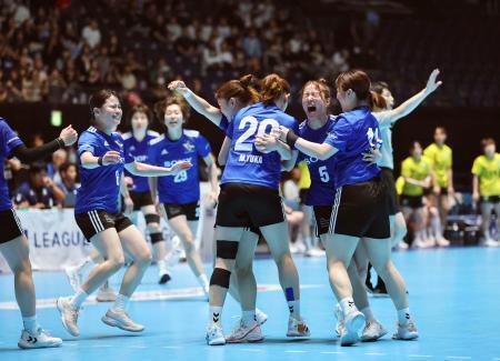 　北国石川に競り勝って初代王座に就き、大喜びするブルーサクヤ鹿児島の選手たち＝国立代々木競技場