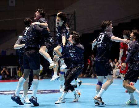 　男子決勝でブレイヴキングス刈谷を破って優勝し、大喜びする豊田合成名古屋の選手たち＝国立代々木競技場