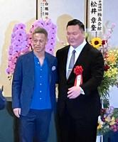 　本田圭佑（左）と写真を撮る白鵬翔氏