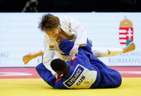 　男子66キロ級３位決定戦　キューバ選手と対戦する阿部一二三（共同）