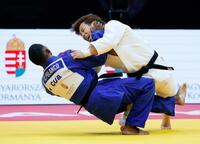 　男子66キロ級３位決定戦　キューバ選手を攻める阿部一二三（共同）