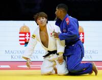 　男子66キロ級３位決定戦でキューバ選手（右）に勝利した阿部一二三（共同）