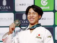 　男子66キロ級で初優勝を果たし、金メダルを手に笑顔を見せる武岡毅（共同）