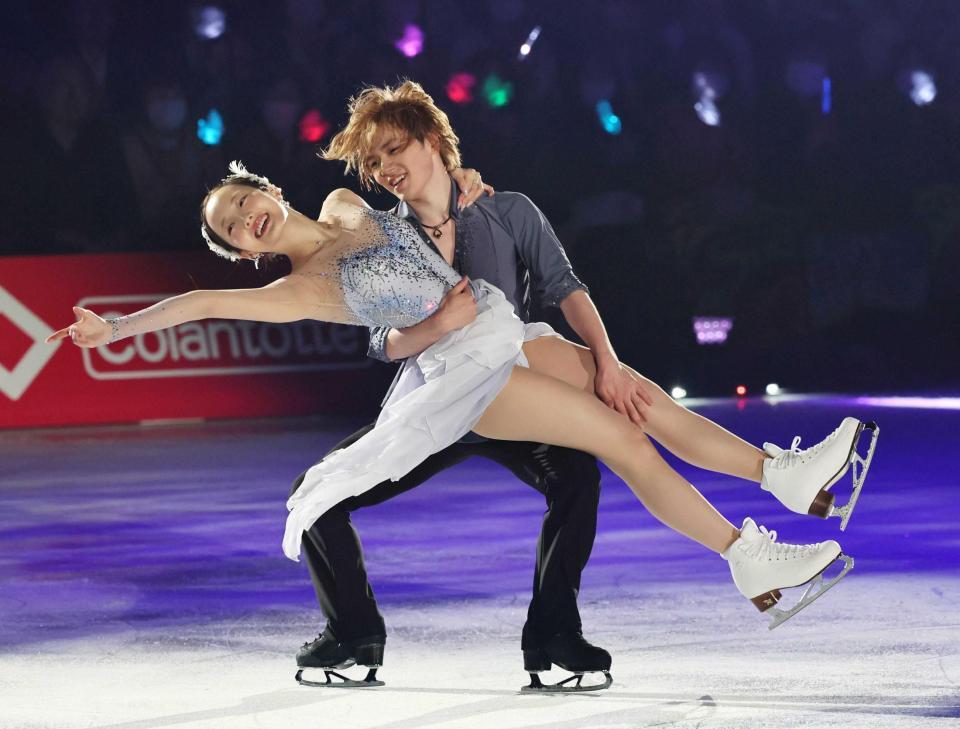 　アイスショーで演技する本田真凜さん（手前）と宇野昌磨さん