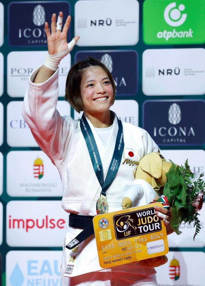 　女子52キロ級で５度目の優勝を果たし、声援に応える阿部詩（共同）