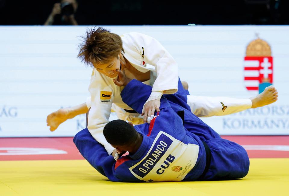 　男子66キロ級３位決定戦　キューバ選手と対戦する阿部一二三（共同）