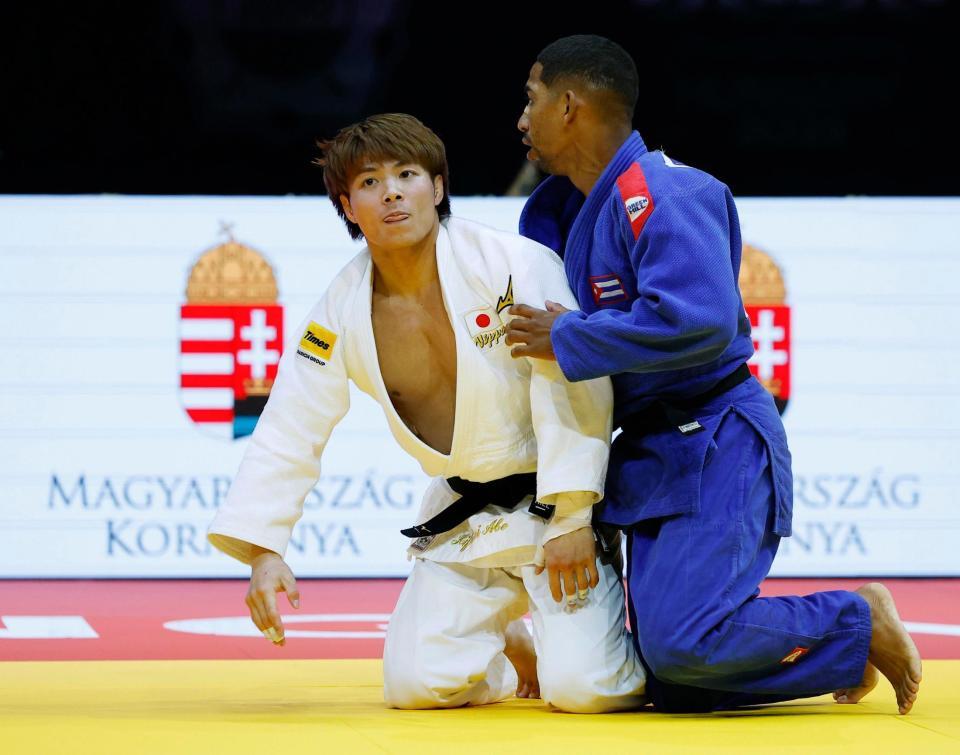 　男子66キロ級３位決定戦でキューバ選手（右）に勝利した阿部一二三（共同）