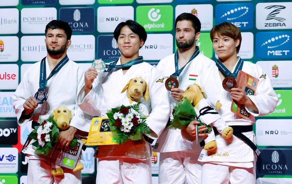 　男子66キロ級で金メダルを獲得した武岡毅（左から２人目）、銅メダルの阿部一二三（右端）＝共同