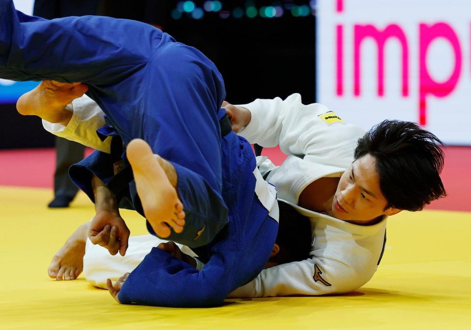 　男子66キロ級決勝　タジキスタン選手を攻める武岡毅。初優勝を果たした（共同）