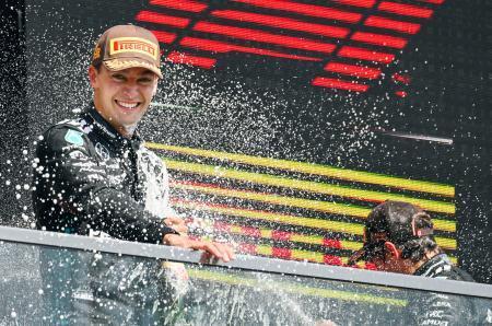 　カナダＧＰで優勝し、祝福を受けるメルセデスのジョージ・ラッセル（左）＝モントリオール（カナダ通信提供・ＡＰ＝共同）