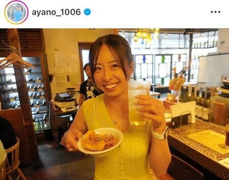 【写真】知ってた？ビーチテニス　園田彩乃がガットなしのラケット手に笑顔