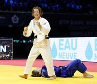 　女子５２キロ級決勝でクラスニチを下し、５度目の優勝を決めた阿部詩（共同）