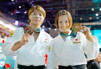　銅メダルの兄・一二三と記念撮影をする阿部詩（共同）