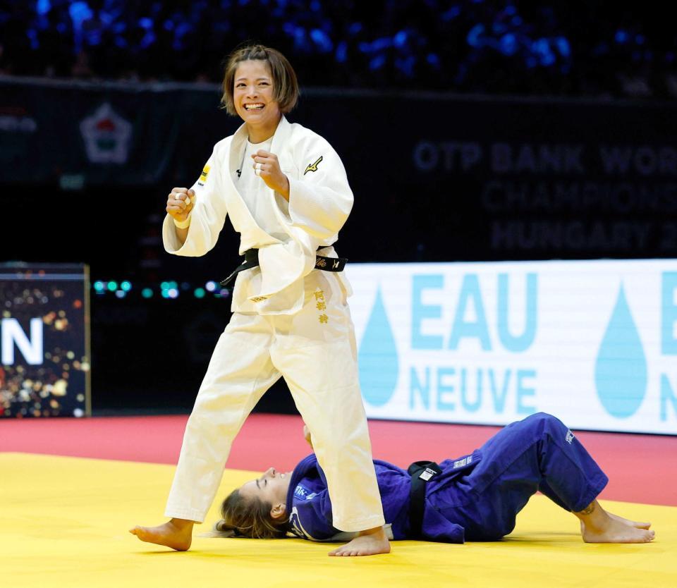 　女子５２キロ級決勝でクラスニチを下し、５度目の優勝を決めた阿部詩（共同）