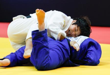 　柔道の世界選手権女子６３キロ級決勝でカナダ選手を攻める嘉重春樺。初出場優勝を果たした＝１６日、ブダペスト（共同）