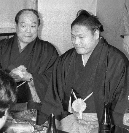 　親子で大関となった初代増位山の三保ケ関親方（左）と２代目増位山の沢田昇さん＝１９８０年１月