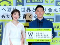 　元バドミントン日本代表でタレントの潮田玲子（左）とサッカー日本代表ＭＦ遠藤航