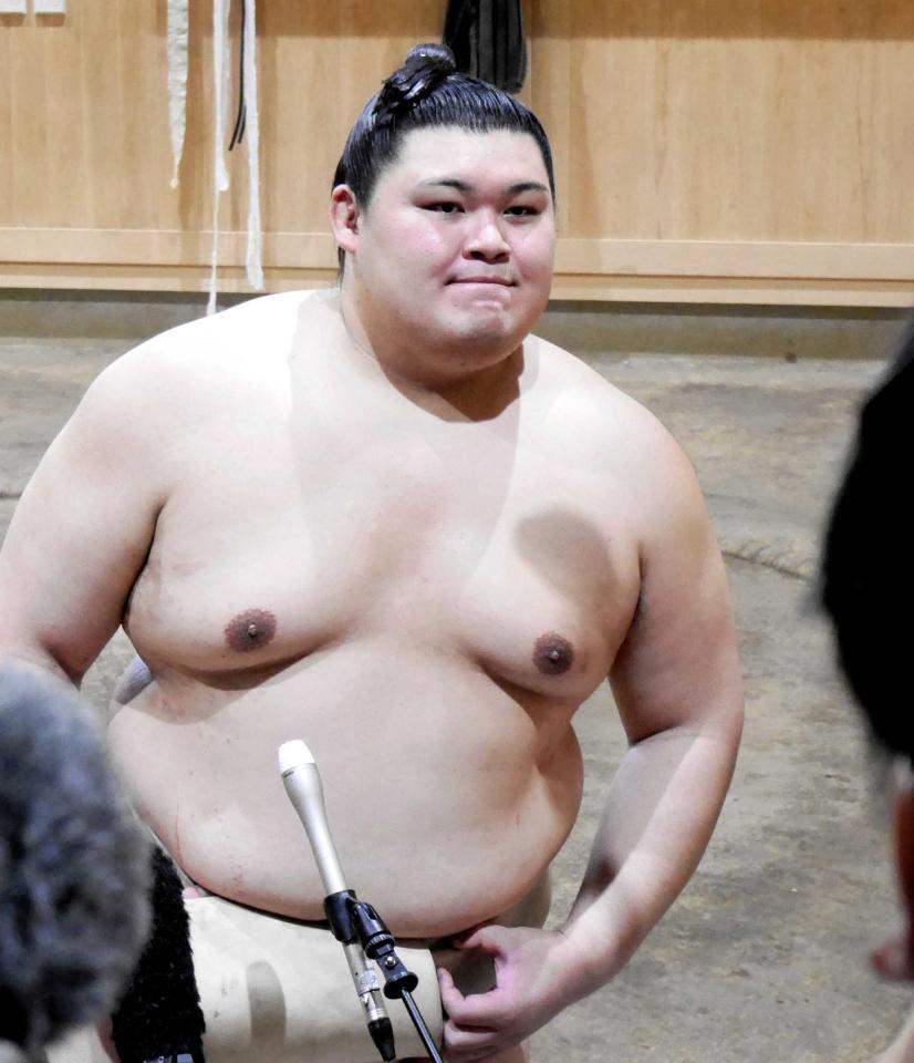 　取材に応じる大の里